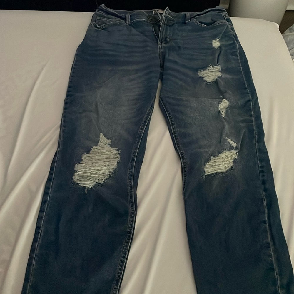 RIPPED BLUE JEANS